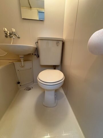 物件内観写真13　(ゆったりとした空間のトイレです)