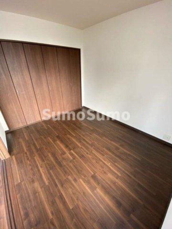 寝室(落ち着いて過ごせるお部屋なので、寝室にいかがでしょうか)