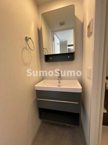 物件内観写真12　(独立洗面化粧台が付いています)