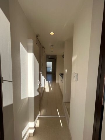 物件内観写真2　(収納もある玄関です)