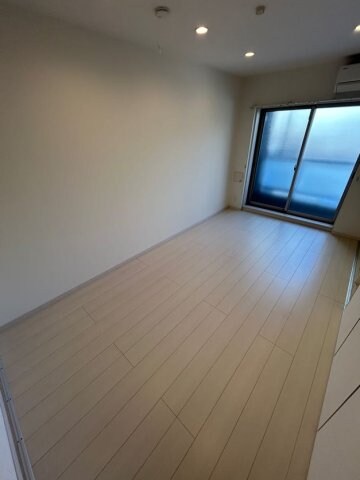 物件内観写真4　(広くて明るい寝室)