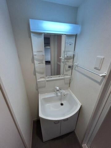 物件内観写真8　(独立洗面台で身支度をすべて済ませてしまいましょう)