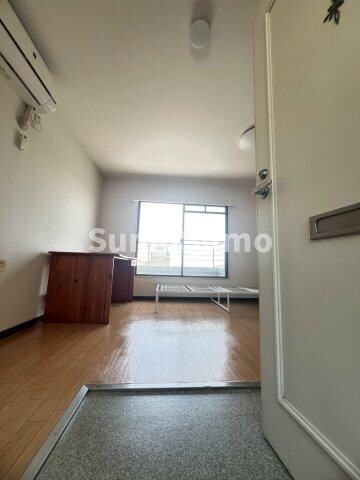 物件内観写真4　(明るい玄関です)