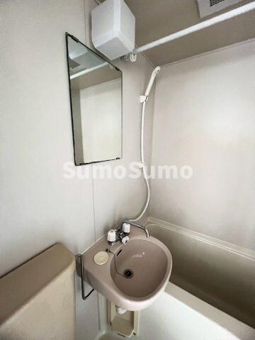 物件内観写真17　(広い洗面スペース)