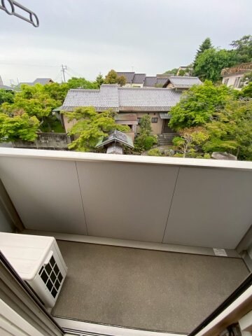 物件内観写真7　(開放的で明るい空間を演出してくれるバルコニーです)