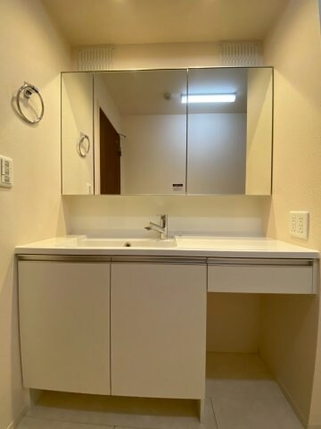 物件内観写真10　(広い洗面スペース)