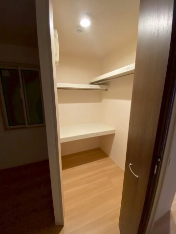 物件内観写真11　(小物を収納するのに便利です)