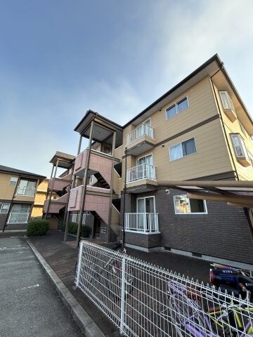 物件外観写真1　(建物外観を気になさる方へ、見た目の良い物件です)