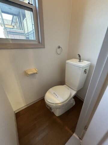 物件内観写真11　(ゆったりとした空間のトイレです)