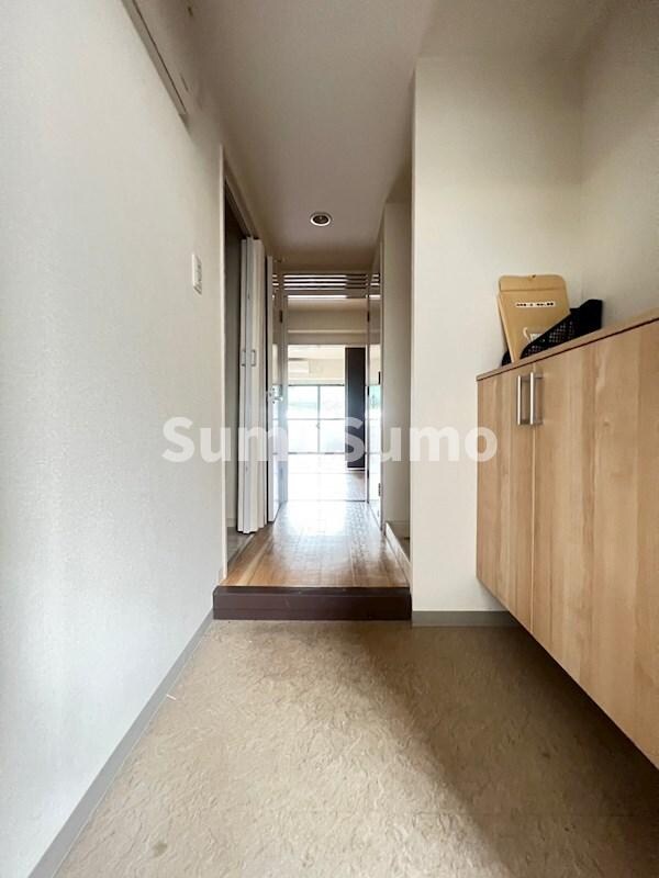 物件内観写真2　(明るい玄関です)