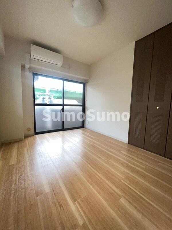 物件内観写真5　(広くて明るい寝室)