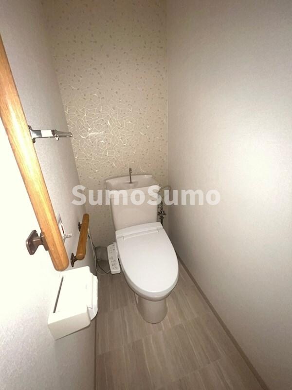 物件内観写真8　(落ち着いた色調のトイレです)