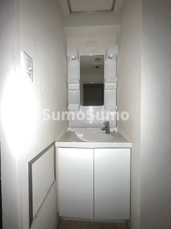 物件内観写真9　(独立洗面台あり、毎朝おしゃれに忙しい女性の方におすすめです)