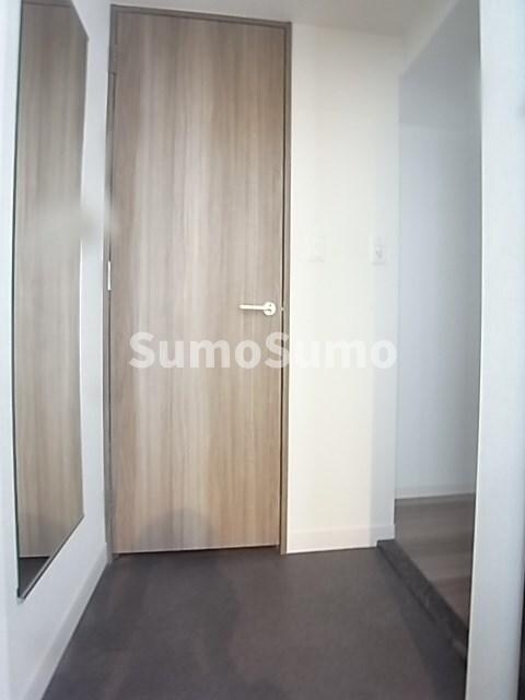 物件内観写真2　(明るい玄関です)