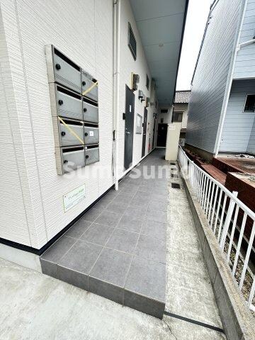 物件外観写真2　(ゆとりのあるエントランスです)