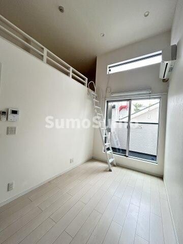 物件内観写真4　(ゆったりとした居間です)