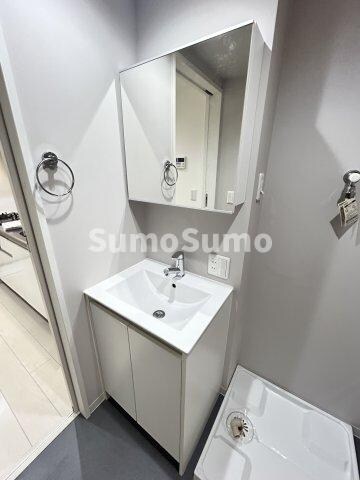 物件内観写真8　(ゆったりとスペースのある洗面所)