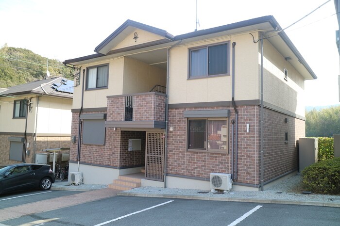 物件外観写真1　(落ち着いた雰囲気の外観です)