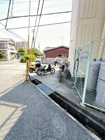 物件外観写真2　(駐車スペースもあります)
