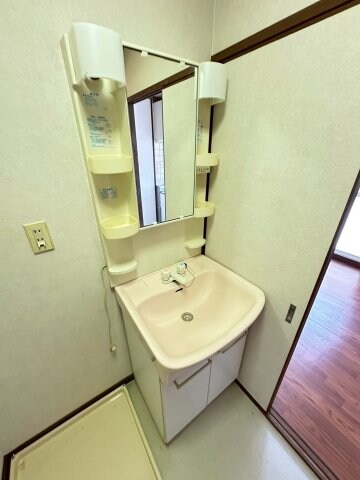 物件内観写真7　(ゆったりとスペースのある洗面所)