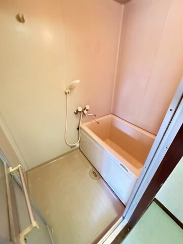 物件内観写真10　(日々の疲れを癒すお風呂付です)