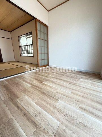 物件内観写真4　(こちらの居間で趣味の時間をお楽しみください)