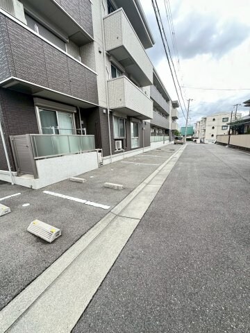 物件外観写真3　(駐車場に車を止められます)