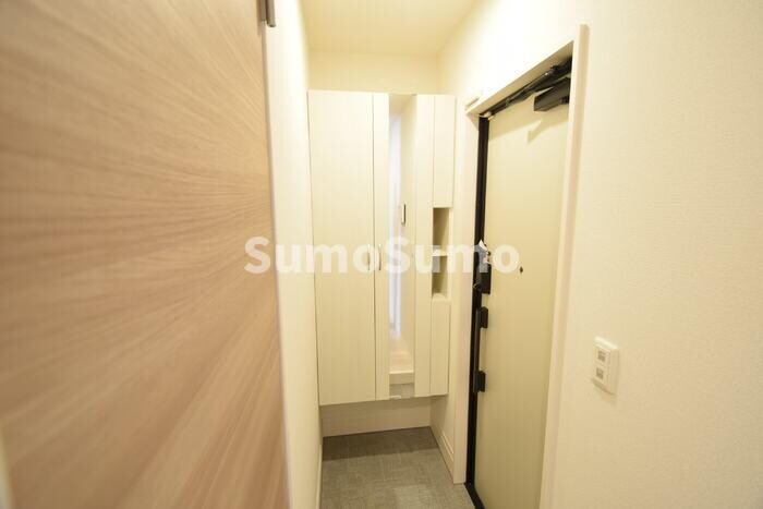 物件内観写真3　(明るい玄関です)