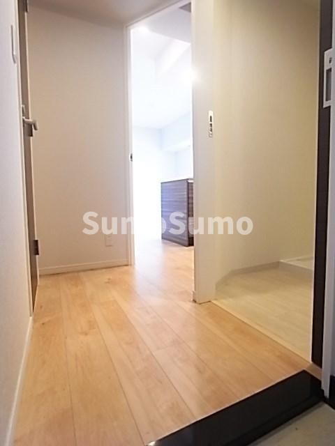 物件内観写真4　(収納もある玄関です)