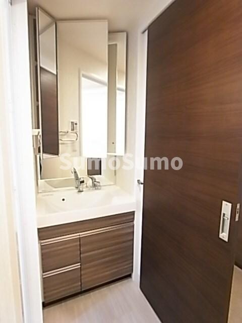 物件内観写真11　(朝の支度にも助かる、独立の洗髪洗面化粧台)