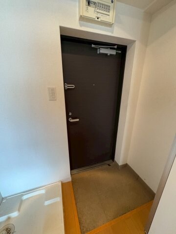 物件内観写真3　(収納もある玄関です)