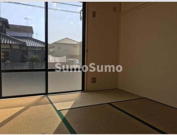 物件内観写真7　(和室がひろがる居住スペース)