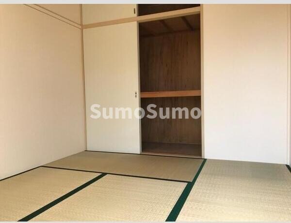 物件内観写真9　(広くて明るい寝室)