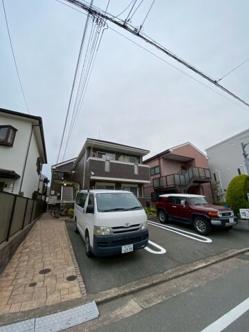 物件外観写真2　(駐車場に車を止められます)