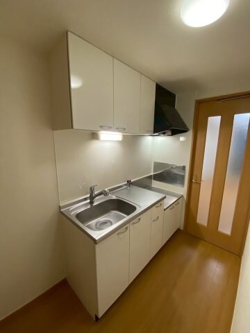 物件内観写真6　(コンパクトなキッチンで掃除もラクラク)