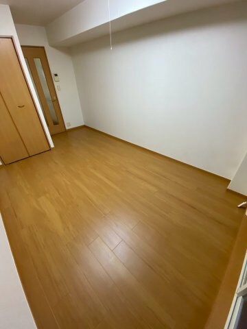 物件内観写真7　(広くて明るい寝室)