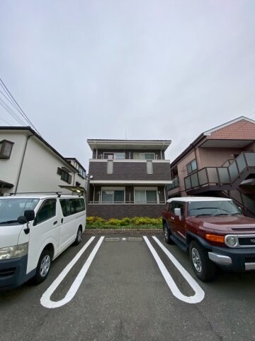 物件外観写真3　(駐車場です)