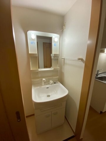 物件内観写真12　(独立洗面化粧台が付いています)