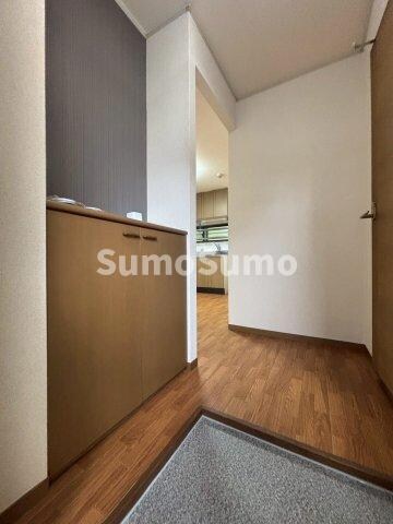 物件内観写真3　(明るい玄関です)