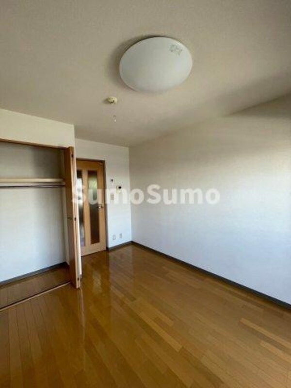 寝室(落ち着いて過ごせるお部屋なので、寝室にいかがでしょうか)