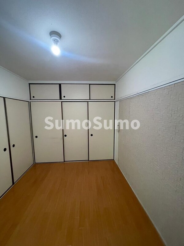 寝室(落ち着いて過ごせるお部屋なので、寝室にいかがでしょうか)