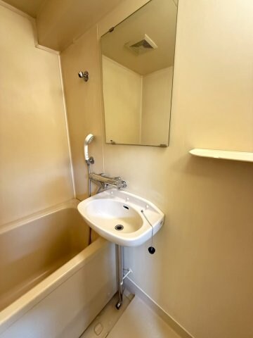 物件内観写真10　(コンパクトで使いやすい洗面所)