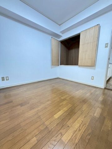 物件内観写真13　(こちらの居間で趣味の時間をお楽しみください)