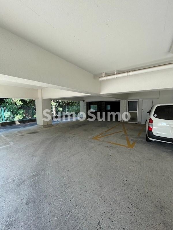 物件外観写真2　(駐車スペースもあります)