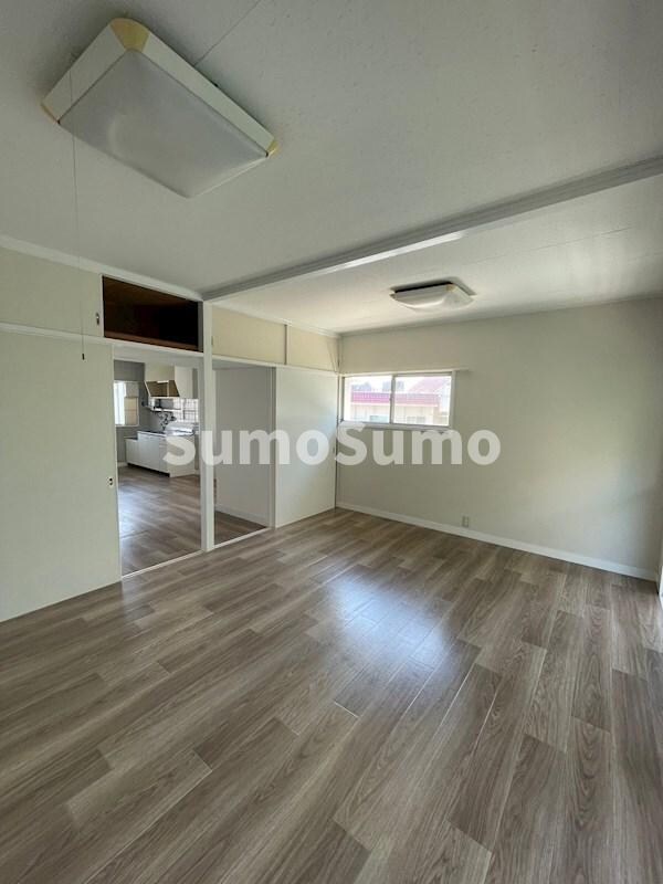 物件内観写真5　(ゆったりとしたリビングです)