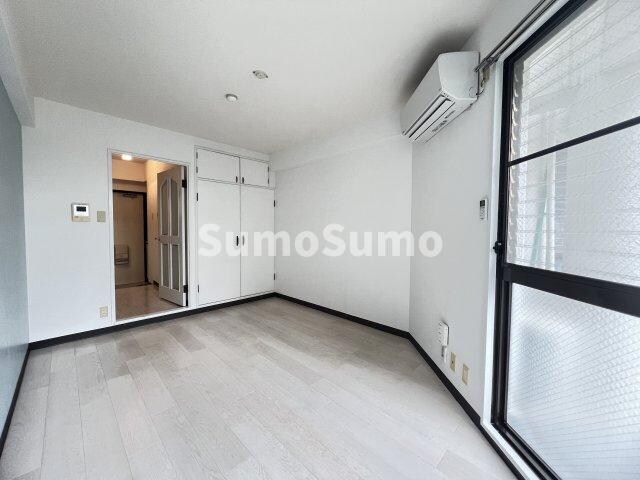 物件内観写真12　(こちらのリビングで趣味の時間をお楽しみください)