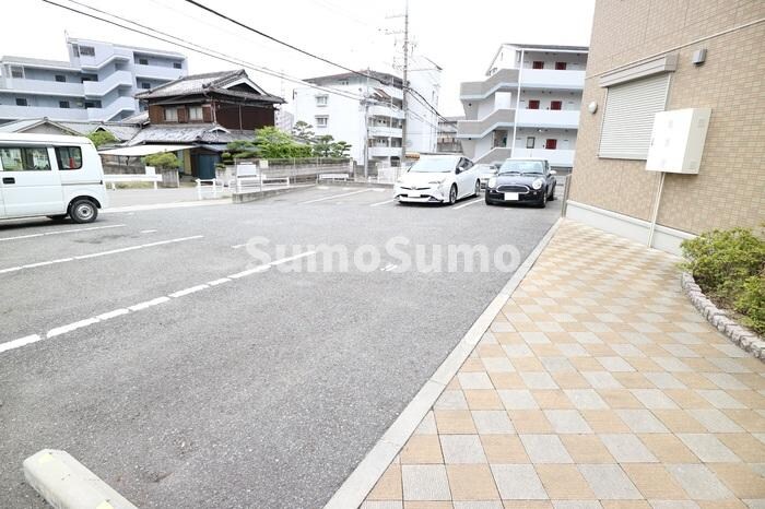 物件外観写真2　(駐車場に車を止められます)