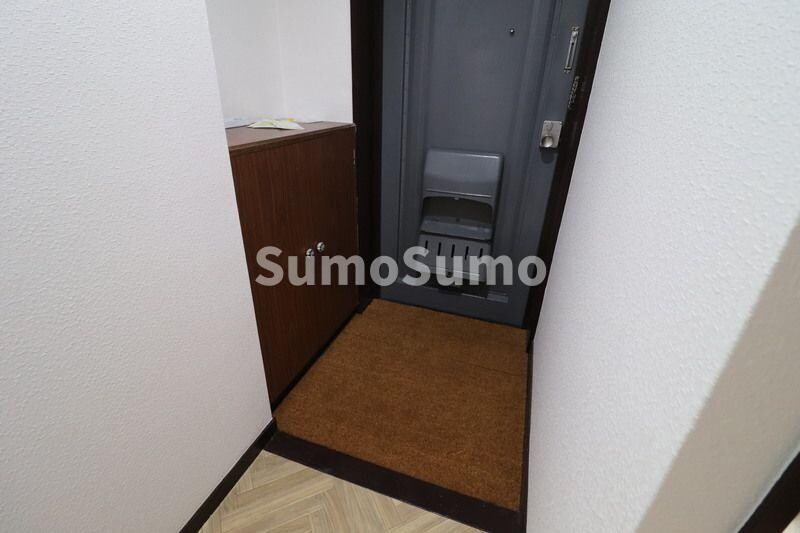 物件内観写真3　(明るい玄関です)