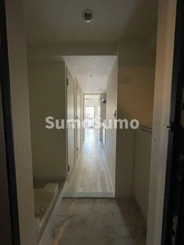 物件内観写真2　(収納もある玄関です)