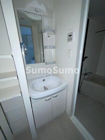 物件内観写真8　(独立洗面台あり、毎朝おしゃれに忙しい女性の方におすすめです)